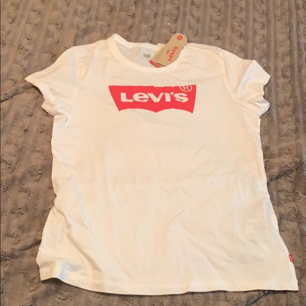 LEVI’s white T-shirt